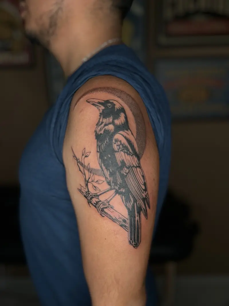 Tatuaggio in nero di un corvo inciso realizzato da Obsolete Tattoo Studio ad Arezzo