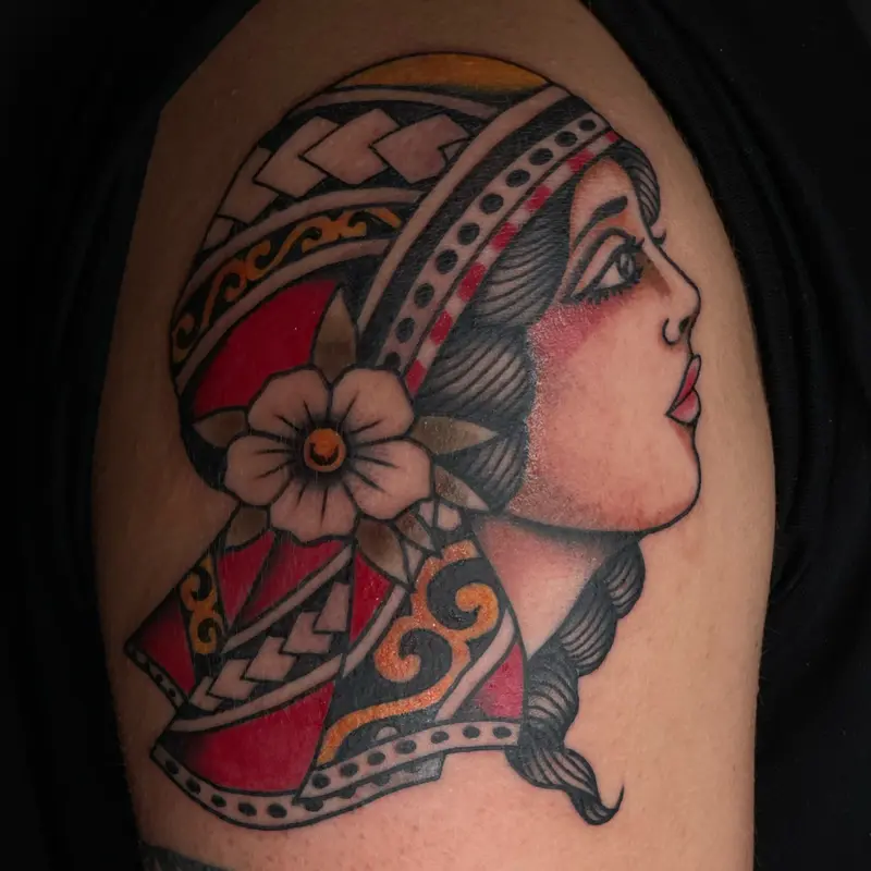 Tatuaggio tradizionale a colori con volto femminile realizzato da Luca ad Arezzo